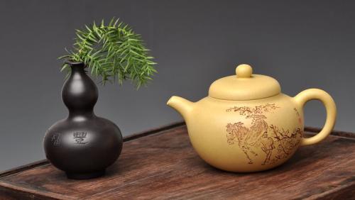 朱牧清紫砂壶 此壶小巧文气 圆润饱满 实用有趣 本山绿圆珠 本山绿泥