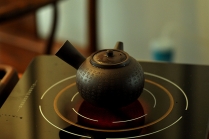 紫砂壶图片：泓渝山房 煮茶品茗 玩味侧把巨轮 茶人风情~ 电陶炉烧水 - 美壶网