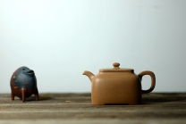 紫砂壶图片：何卫枫新作 五彩段泥 全手方础 方正稳重 - 美壶网