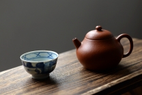 紫砂壶图片：许学军新作 壶体细腻 身型挺拔  全手玉茗 优质朱砂泥 - 美壶网