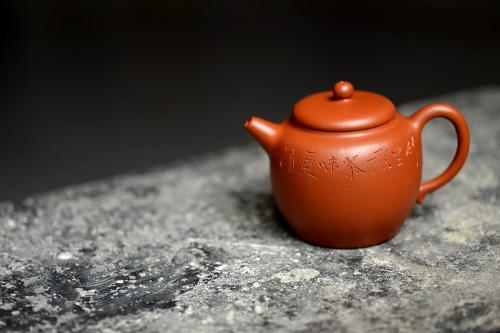 徐亚春紫砂壶 简练素雅 高旭峰款 线条流畅 全手朱泥静月 许频频装饰 原矿朱泥