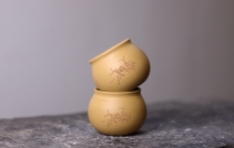 紫砂壶图片：曲峰闻香杯 原矿本山绿泥 刻绘蜗牛 - 美壶网