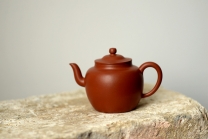 紫砂壶图片：曲峰精工力作 线条流畅  娇艳可人 朱泥笠帽 - 美壶网