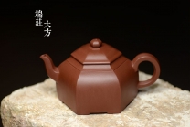 紫砂壶图片：稳重与实用的叠加 全手镶片 源泉六方 线面挺括 - 美壶网