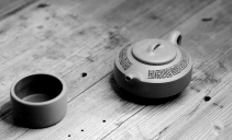 紫砂壶图片：陆轶舟新作 曼生遗韵 刻绘别具一格 扁石 优质段泥 传统器形 - 美壶网