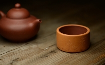 紫砂壶图片：曲峰扳指杯 优质底槽青粉段泥 - 美壶网