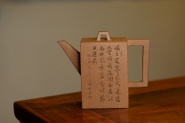 紫砂壶图片：詹黎明實力之作 剛正挺拔 全手磚方 餘韵可品o(∩_∩)o   - 美壶网