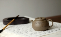 紫砂壶图片：万阗阗力作国助和石精刻 全手龙蛋 飘逸俊秀 文气十足 - 美壶网