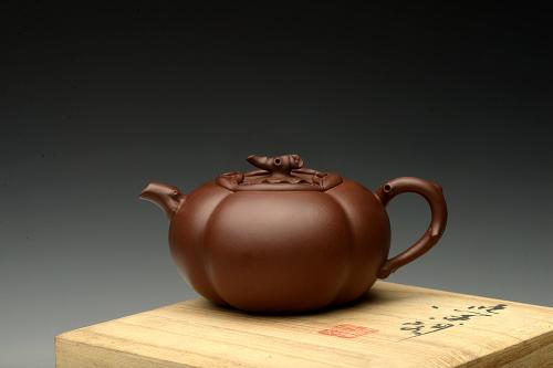 潘丹初紫砂壶 潘丹初乙未年精进之作  筋囊花货 全手玉柿 气度饱满逸品  值得赏玩珍藏 原矿紫泥