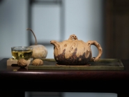 紫砂壶图片：手捏树桩龚春壶 - 美壶网