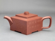 紫砂壶图片：春胜四方壶毛国强刻绘 - 美壶网