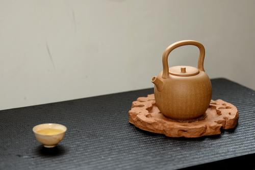 淞庐紫砂壶 淞庐原创作品 饱满挺拔 雅致文气 全手心经提梁 可以烧水的巨轮 原矿段泥