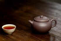 紫砂壶图片：此壶圆润饱满 做工精致 优质青灰泥 全手鼓腹 - 美壶网