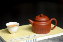 紫砂壶图片：山东篆刻家王福祥甲骨文装饰 经典实用 优质朱泥 德中 - 美壶网