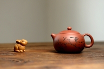 紫砂壶图片：优质老清水泥 圆润饱满 可人西施 文气的装饰  - 美壶网