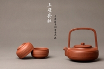 紫砂壶图片：乙未年全手工二等奖作品 端庄大气 原创作品 优质底槽青 玉璧提梁套组 - 美壶网