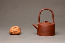 紫砂壶图片：陆逸舟精心装饰 素雅之作 挺拔俊秀 全手曼生提梁  - 美壶网