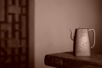 紫砂壶图片：何卫枫乙未冬全手新作 强强联合 国师赵辉文气装饰 高士怀古 四方云鼎 - 美壶网