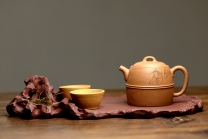 紫砂壶图片：国助工唐文新作 至雍壶 由游心堂主人装饰 - 美壶网