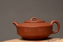 紫砂壶图片：万阗阗作品 国师和石精心装饰瓦当 全手扁石 古味韵长~ - 美壶网