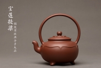 紫砂壶图片：储俊伟乙未精工佳作 油润底槽青 全手三足宝莲提梁 霸气十足 做工精致  - 美壶网