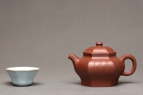 紫砂壶图片：何卫枫最新全手作品  稳重大气 全手恒古六方 国工师陈宏林装饰  - 美壶网