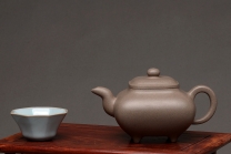 紫砂壶图片：何卫枫最新全手作品  厚重大气 经典传统 老辣传炉 优质青灰泥 - 美壶网