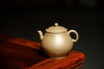 紫砂壶图片：钱林芳全手作品 汉隐壶 优质青灰泥 韵味独特 饱满俊雅 - 美壶网