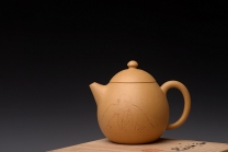 紫砂壶图片：传统器形  优质段泥 精工龙蛋 秀气可人 游心堂装饰 喜从天降 - 美壶网