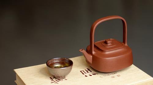 于洪跃紫砂壶 于洪跃丙申初夏新品 单片拍打 挺拔俊秀 柔中带刚 四方提璧  原矿紫泥