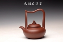 紫砂壶图片：储俊伟丙申夏全手精品 大气磅礴 四号井底槽青 摹古太湖石提梁 - 美壶网