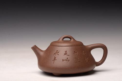 周斌紫砂壶 陶兴双刀不肥而坚是以永年 周斌全手曼生石瓢 古朴文气 高温青灰泥 青灰泥