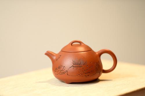 徐亚春紫砂壶 徐亚春丙申夏全手新作 出水暴爽 颇具玩味~ 玉成窑风格小瓢  陆逸舟双刀装饰 原矿朱泥