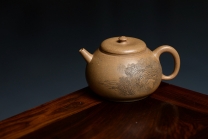 紫砂壶图片：摹古明式 优质老段泥 文气十足 细刻通景山水之全手圆韵 - 美壶网