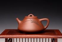 紫砂壶图片：优质降坡泥 周路健全手近作  陆轶舟刻绘 耐品实用子冶石瓢  挺拔 - 美壶网