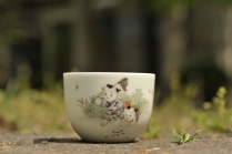 紫砂壶图片：双人童子捕蝶捞蝌蚪 景德镇主人杯 - 美壶网