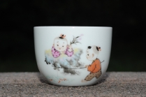 紫砂壶图片：彩绘 童子钓鱼杯 栩栩如生 景德镇主人杯 - 美壶网