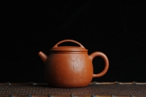 紫砂壶图片：优质赵庄朱泥全手工汉瓦 方健双刀文气装饰静心罗汉图 - 美壶网