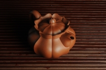 紫砂壶图片：优质清水泥精品莲花僧帽 难度大 线条干净利落 - 美壶网