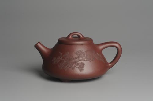 周小培紫砂壶 油润底曹青 全手工精品子冶石瓢 骨肉匀挺 子陶精刻松鼠 原矿底槽清