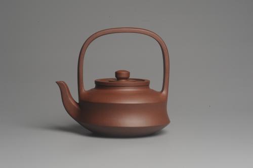 王健紫砂壶 进步明显 扛鼎之作 全美品 难度大刹凹单片折肩拍打成型全手工提壁壶 且玩且珍惜 原矿黑星土