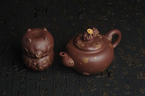 美壶定制紫砂壶 美壶年底特惠 精工好泥福气金猪套壶 一壶二杯 出水如柱 高档包装 送礼佳品 原矿紫泥