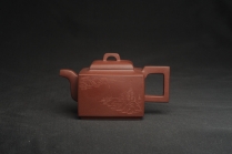 紫砂壶图片：全手工优质紫红泥精致亚明四方壶 装饰山水图 特文气 - 美壶网