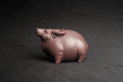 美壶定制紫砂壶 美宠特惠 实力派工艺员姚老师  预计明年升助工  超精品老青灰泥孺子牛茶宠 长8cm高5cm  肌理 青灰泥