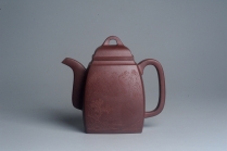 紫砂壶图片：全手工精致汉方壶 装饰山水 特文气 - 美壶网