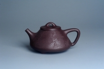 紫砂壶图片：实力派助工周斌 优质底槽青全手工精工 子冶石瓢壶 张听钢精刻山水 青山似欲留人住  香茗何妨为客尝 - 美壶网