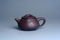 紫砂壶图片：实力派工艺师周斌 优质底槽青全手工精工 满瓢壶 张听钢装饰山水  知足是人生一乐 无为得天地自然 - 美壶网