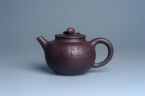 紫砂壶图片：实力派工艺师周斌 优质底槽清全手工精工 原创寿桃壶 陶兴双刀装饰 福如东海长流水 寿比南山不老松 特 - 美壶网