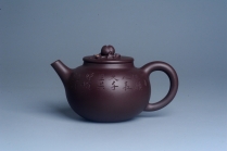 紫砂壶图片：实力派助工周斌 优质底槽清全手工精工 原创寿桃壶  陶兴双刀装饰 特文气 但愿人长久千里共婵娟 - 美壶网