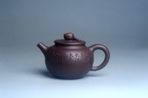 紫砂壶图片：实力派工艺师周斌优质底槽清全手工精工 原创寿桃壶 陶兴双刀装饰 福如东海长流水 寿比南山不老松 特文 - 美壶网